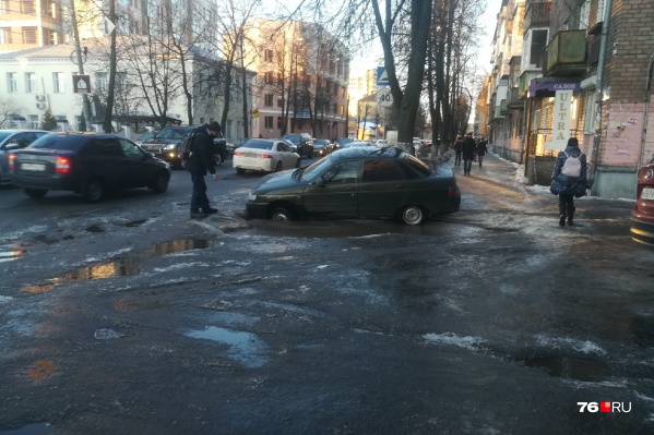 Двое мужчин не могли справиться с ямой Двое мужчин не могли справиться с ямой