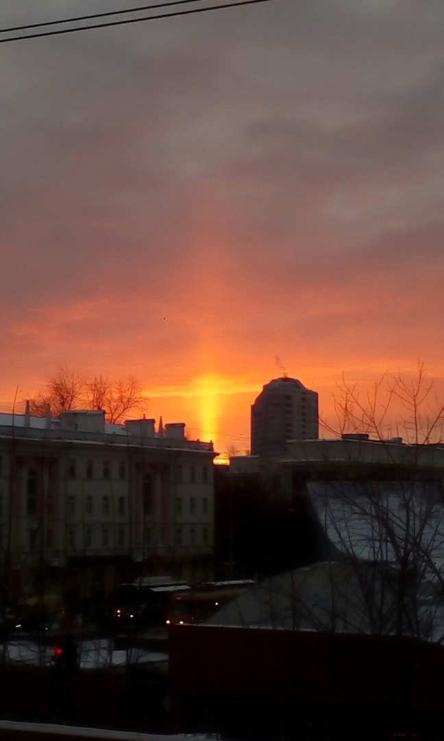 Екатеринбуржцы сняли необычный закат, похожий на свечу: подборка фото