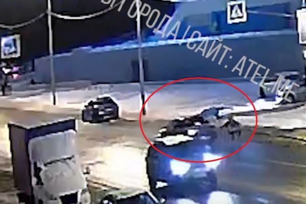 Пешеходы кубарем перелетели через автомобиль Пешеходы кубарем перелетели через автомобиль 