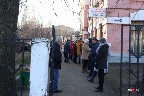 В очереди за справкой люди стояли по несколько часов на морозе В очереди за справкой люди стояли по несколько часов на морозе