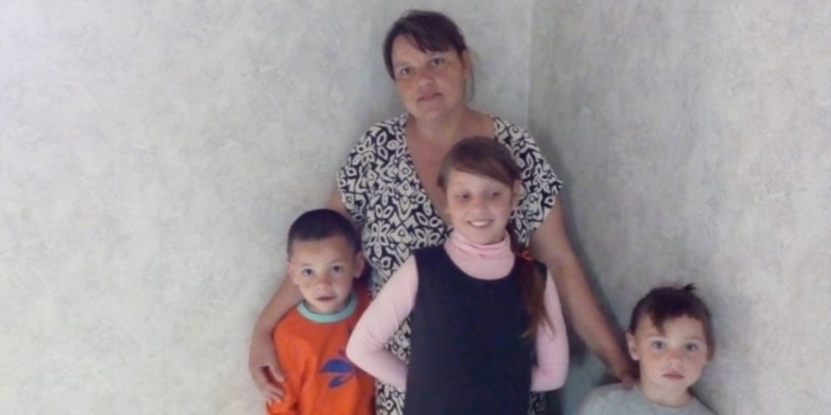 «Дочка решила сжечь старые вещи»: под Волгоградом пожар выгнал на улицу женщину с шестью детьми