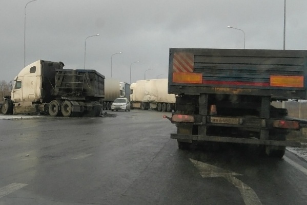 Кабину одной из машин буквально расплющило Кабину одной из машин буквально расплющило