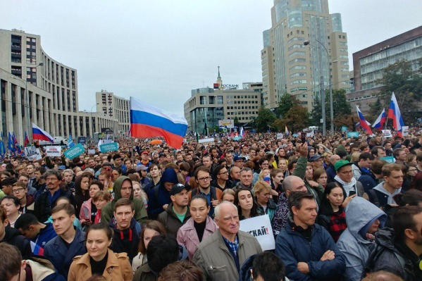 На согласованный митинг пришло более 50 тысяч человек — некоторые принесли с собой флаги России На согласованный митинг пришло более 50 тысяч человек — некоторые принесли с собой флаги России
