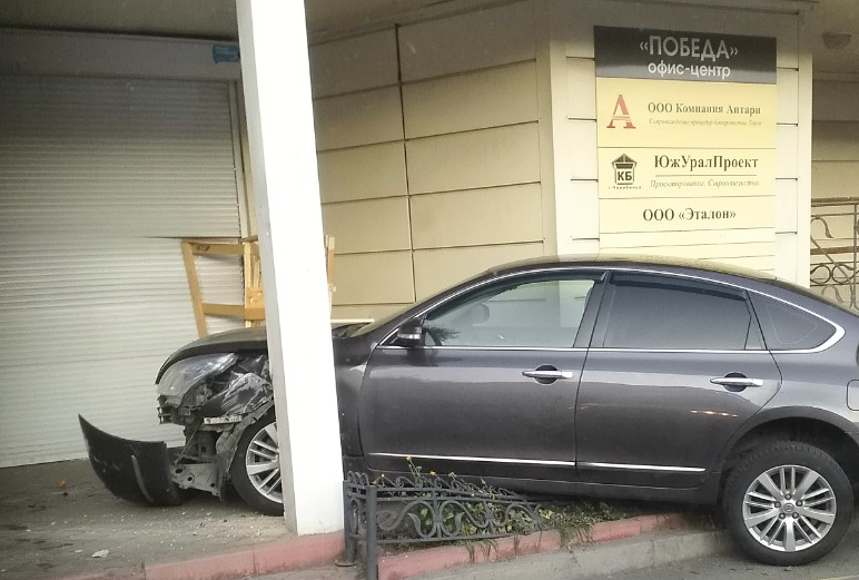 «Перепутала педали»: в Челябинске иномарка влетела в офисное здание, по пути сбив пешехода