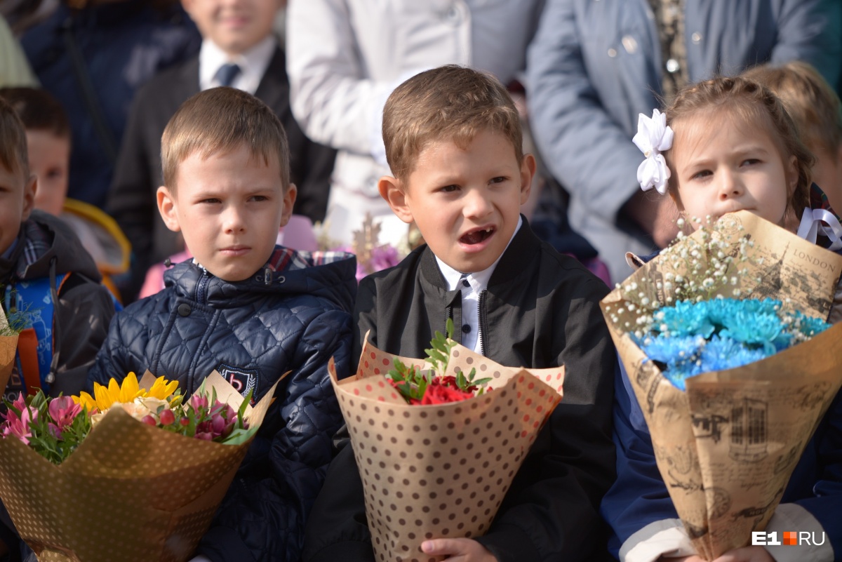 Традиционные цветы на 1 сентября. Куда сходить с классом на 1 сентября. День знаний фотосессия. Шествие первоклассников петрозаводск. Самые стильные первоклашки.