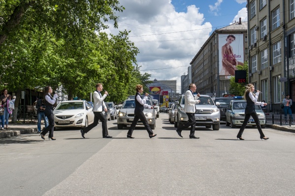 Участники ансамбля на пешеходном переходе около кинотеатра «Победа» Участники ансамбля на пешеходном переходе около кинотеатра «Победа»