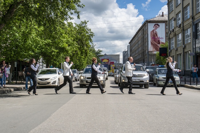 Участники ансамбля на пешеходном переходе около кинотеатра «Победа» Участники ансамбля на пешеходном переходе около кинотеатра «Победа»