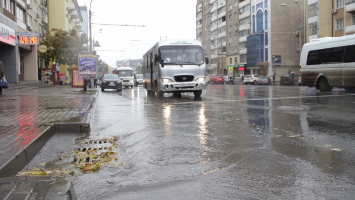 В Ростове мужчина украл водосточные решетки