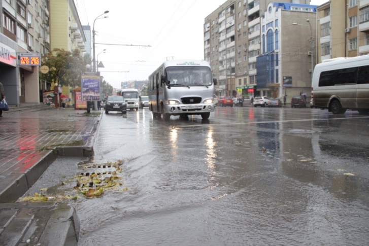 В Ростове мужчина украл водосточные решетки