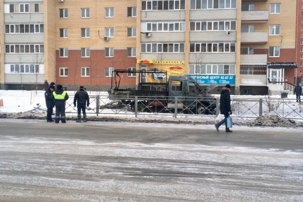 Грузовик пробил металлическое ограждение, вылетел на тротуар и загорелся Грузовик пробил металлическое ограждение, вылетел на тротуар и загорелся