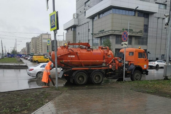 В дождливую погоду особенно внимательными нужно быть водителям — машину на лужах может занести В дождливую погоду особенно внимательными нужно быть водителям — машину на лужах может занести