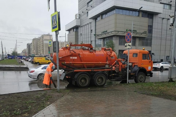 В дождливую погоду особенно внимательными нужно быть водителям — машину на лужах может занести В дождливую погоду особенно внимательными нужно быть водителям — машину на лужах может занести