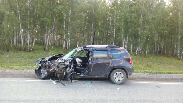 Водитель «Рено» погиб при столкновении лоб в лоб с грузовиком на трассе