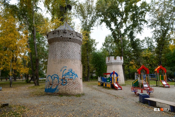 Сейчас в парке есть детская площадка, но она небольшая Сейчас в парке есть детская площадка, но она небольшая