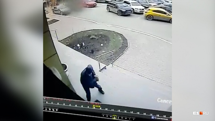 Хулиган выбил стекло в двери, чтобы проникнуть в подъезд Хулиган выбил стекло в двери, чтобы проникнуть в подъезд
