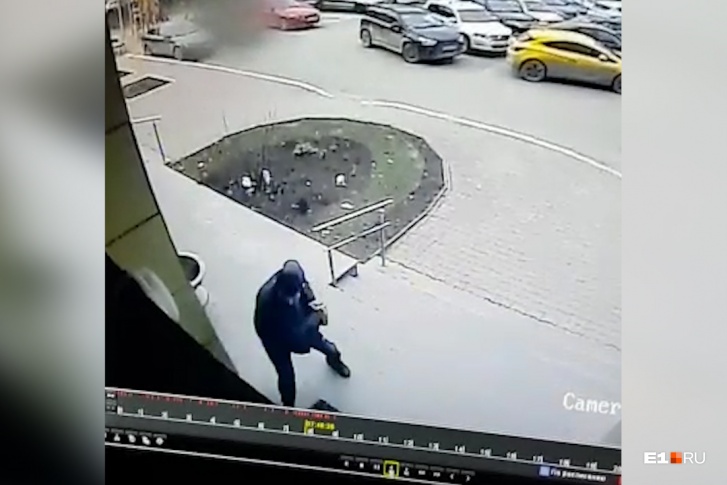 Хулиган выбил стекло в двери, чтобы проникнуть в подъезд Хулиган выбил стекло в двери, чтобы проникнуть в подъезд