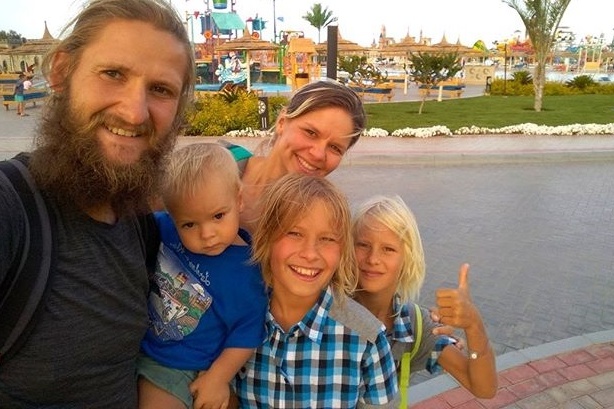 Павел и Марина Саверченко путешествуют с тремя детьми