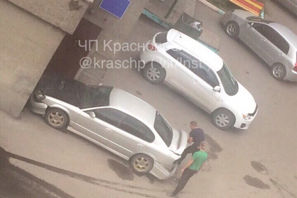 Разбитое авто припарковали вплотную к стене дома Разбитое авто припарковали вплотную к стене дома