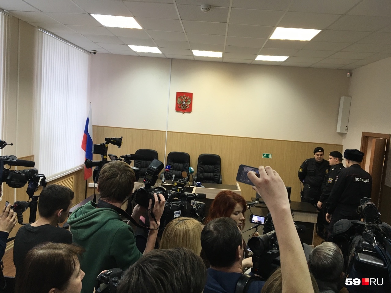 Совсем скоро в эти двери заведут зачинщика резни Совсем скоро в эти двери заведут зачинщика резни