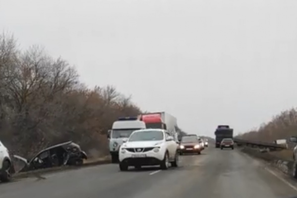 Машины разбросало по обочинам Машины разбросало по обочинам