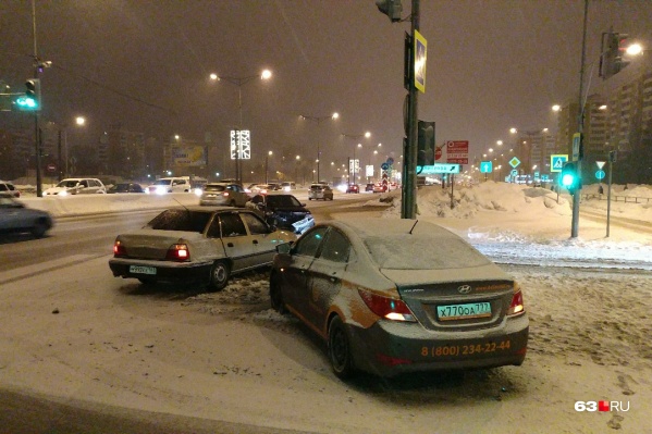 А эти автомобилисты уже пострадали от непогоды: ДТП на Московском шоссе/Зои Космодемьянской А эти автомобилисты уже пострадали от непогоды: ДТП на Московском шоссе/Зои Космодемьянской