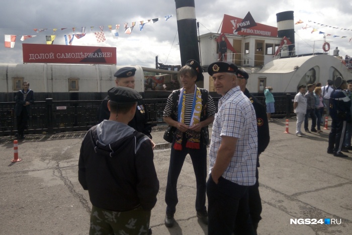 Морские пехотинцы себя от флота не отделяют и празднуют вместе с моряками из армейской солидарности Морские пехотинцы себя от флота не отделяют и празднуют вместе с моряками из армейской солидарности