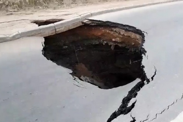 Асфальт держался только на бетонном бордюре Асфальт держался только на бетонном бордюре