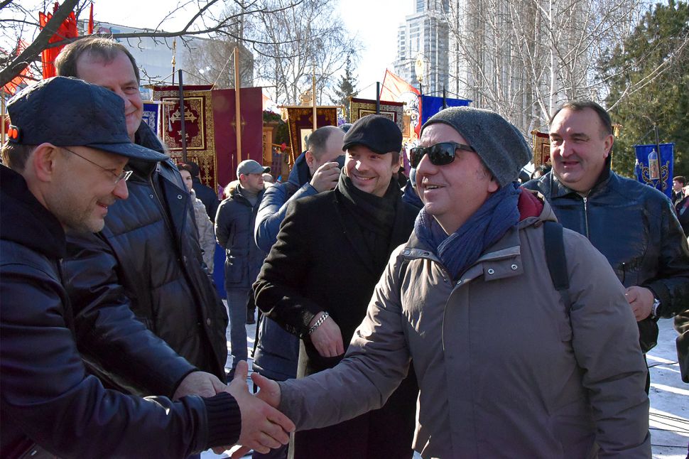 Владимир Шахрин на молебне жмёт руку главе РМК Игорю Алтушкину, одному из инвесторов в строительство храма Святой Екатерины Владимир Шахрин на молебне жмёт руку главе РМК Игорю Алтушкину, одному из инвесторов в строительство храма Святой Екатерины