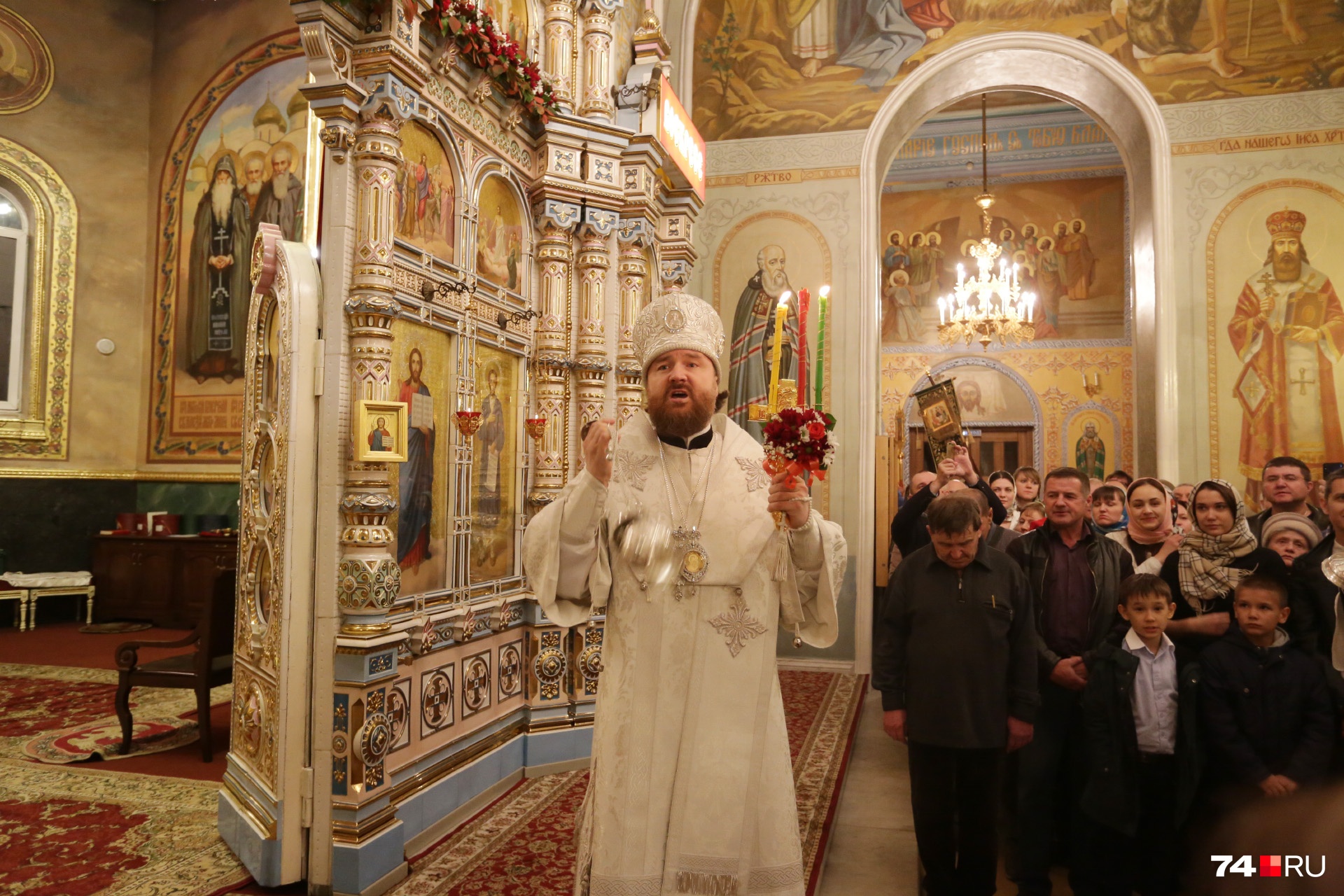 После крестного хода в празднично украшенном храме начинается богослужение После крестного хода в празднично украшенном храме начинается богослужение