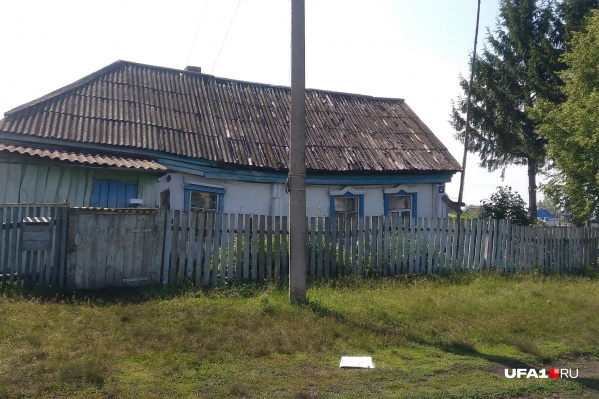 В этом доме жил Ренат, его старенькая мать и старшая сестра В этом доме жил Ренат, его старенькая мать и старшая сестра