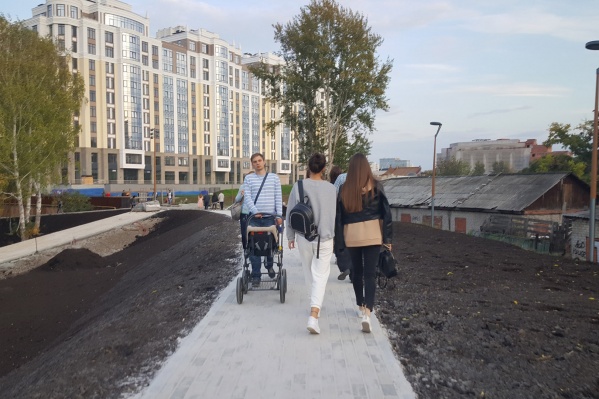 Дорожка между улицами Радищева и Карла Маркса получилась издевательски узкой Дорожка между улицами Радищева и Карла Маркса получилась издевательски узкой