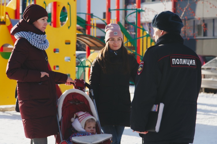 Сотрудник полиции знакомится с населением