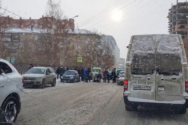 Молодые люди лежат на земле, к ним уже приехали медики Молодые люди лежат на земле, к ним уже приехали медики