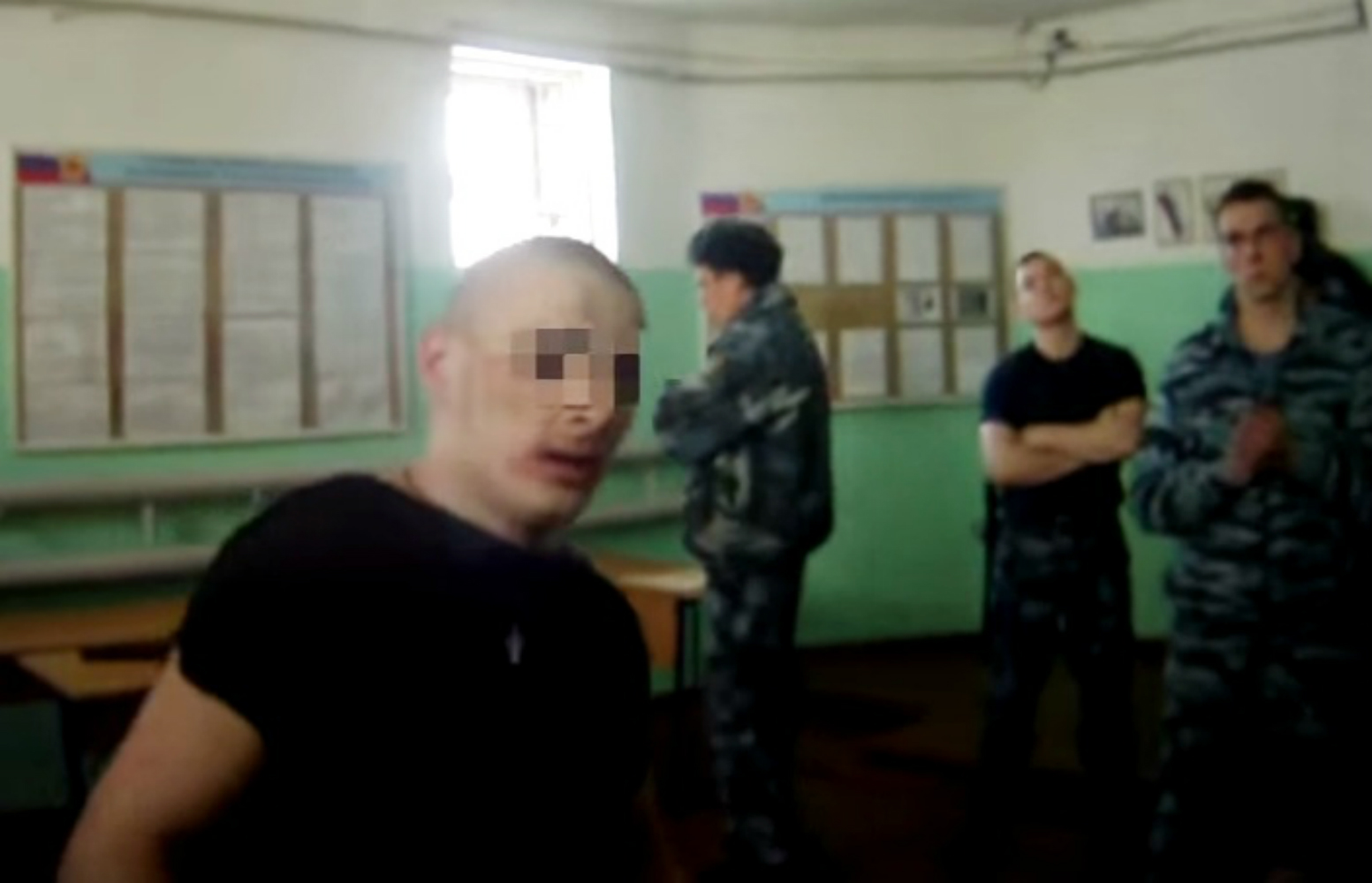Когда запись возобновили, заключённый был в синяках Когда запись возобновили, заключённый был в синяках