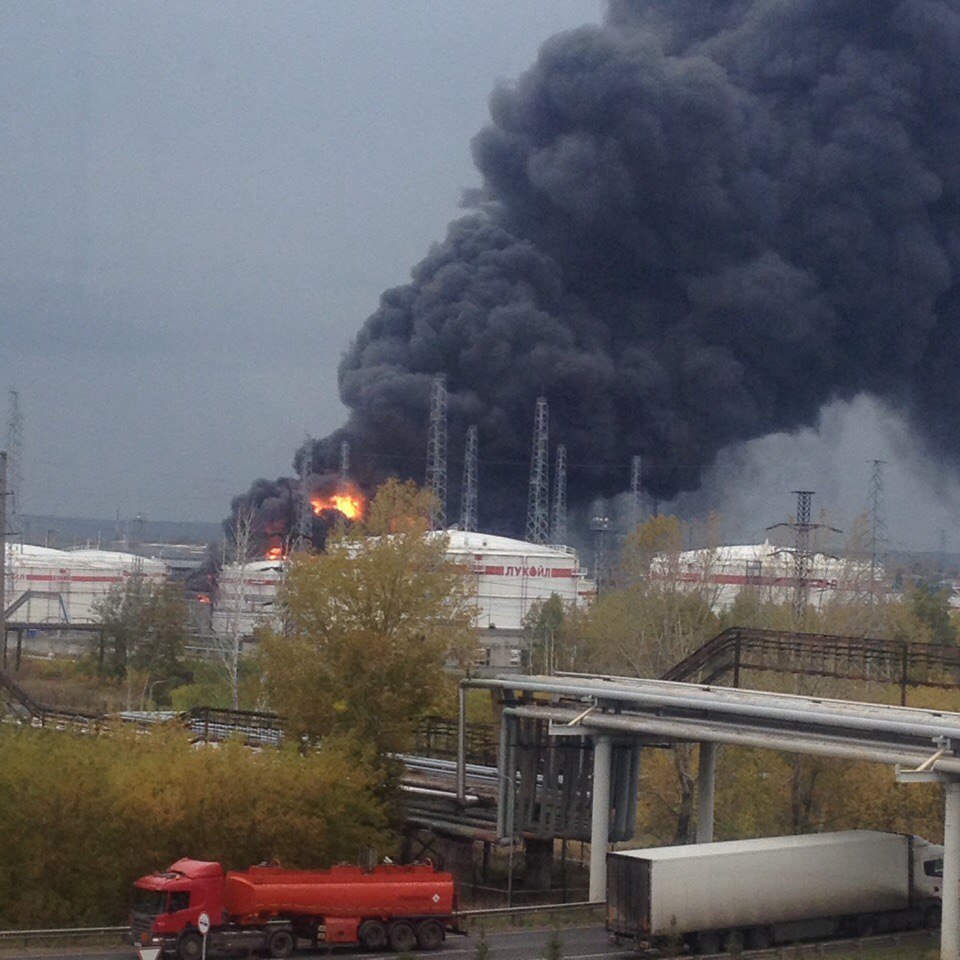 Крупный пожар начался на заводе «Лукойла» в Нижегородской области