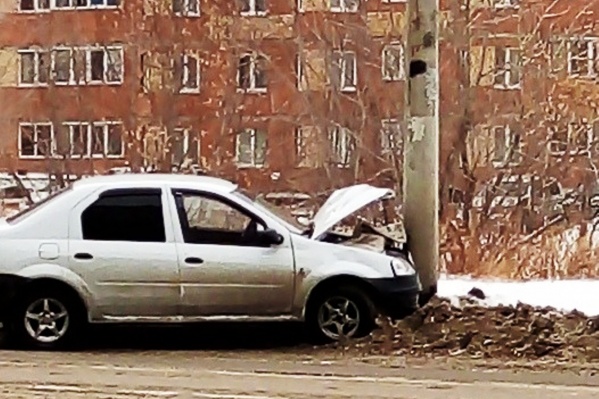 Водитель, уворачиваясь от столкновения, направил машину в столб Водитель, уворачиваясь от столкновения, направил машину в столб