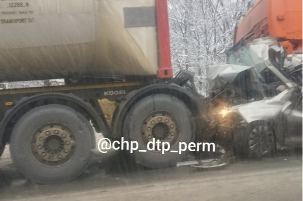 Под Краснокамском легковушку зажало между двумя грузовиками — один человек погиб