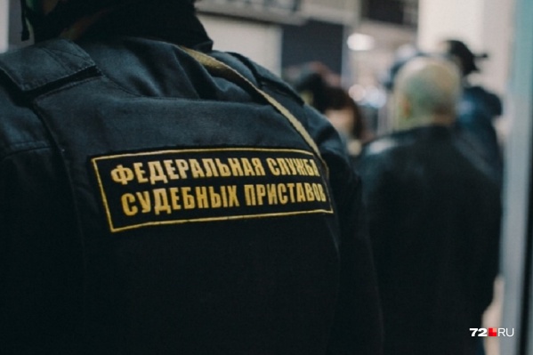 Если у должников есть имущество — машины, квартиры, дома, то приставы могут не только арестовать имущество, но и запретить его продавать или дарить Если у должников есть имущество — машины, квартиры, дома, то приставы могут не только арестовать имущество, но и запретить его продавать или дарить