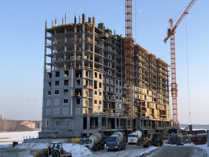 Новостройка на берегу пруда растет на глазах. Секрет — в правильной организации всех процессов Новостройка на берегу пруда растет на глазах. Секрет — в правильной организации всех процессов