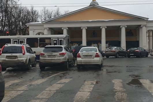 Ярославские водители устроили парковку посреди проезжей части
