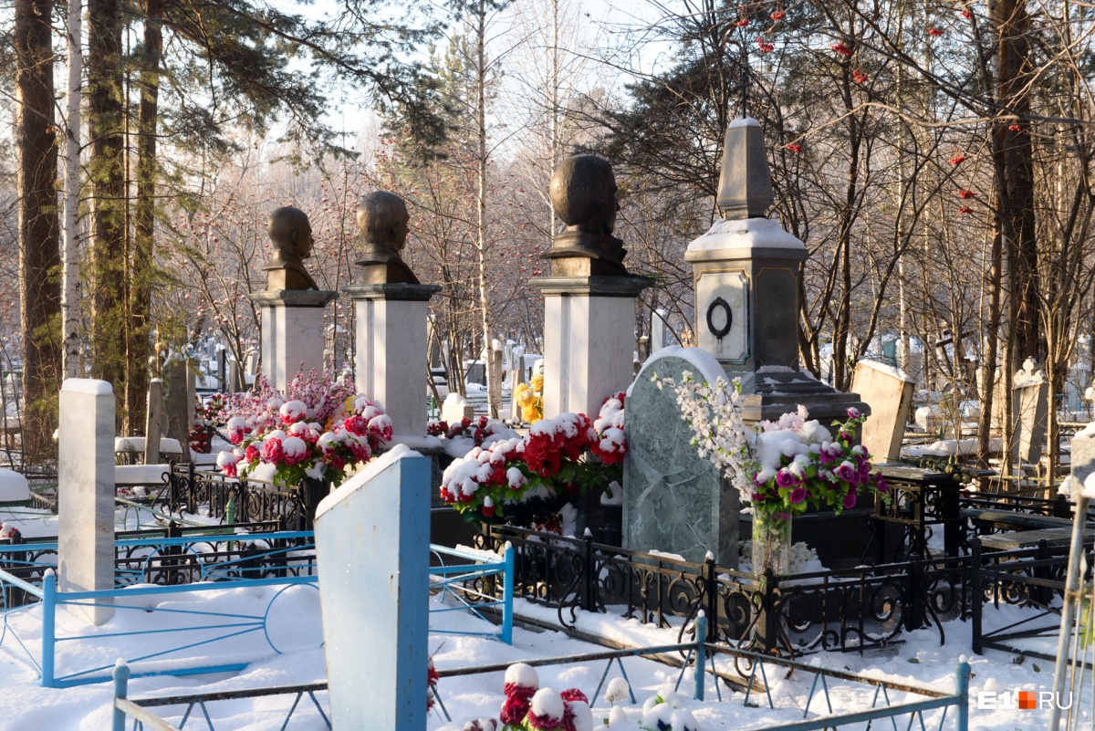 Лидеры ОПС «Уралмаш» похоронены в стороне от дороги, памятники размещены спиной к идущим