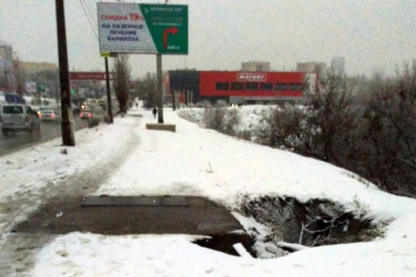 Несколько лет назад на мосту вырыли колодец, грунт вокруг почти сразу начал осыпаться Несколько лет назад на мосту вырыли колодец, грунт вокруг почти сразу начал осыпаться
