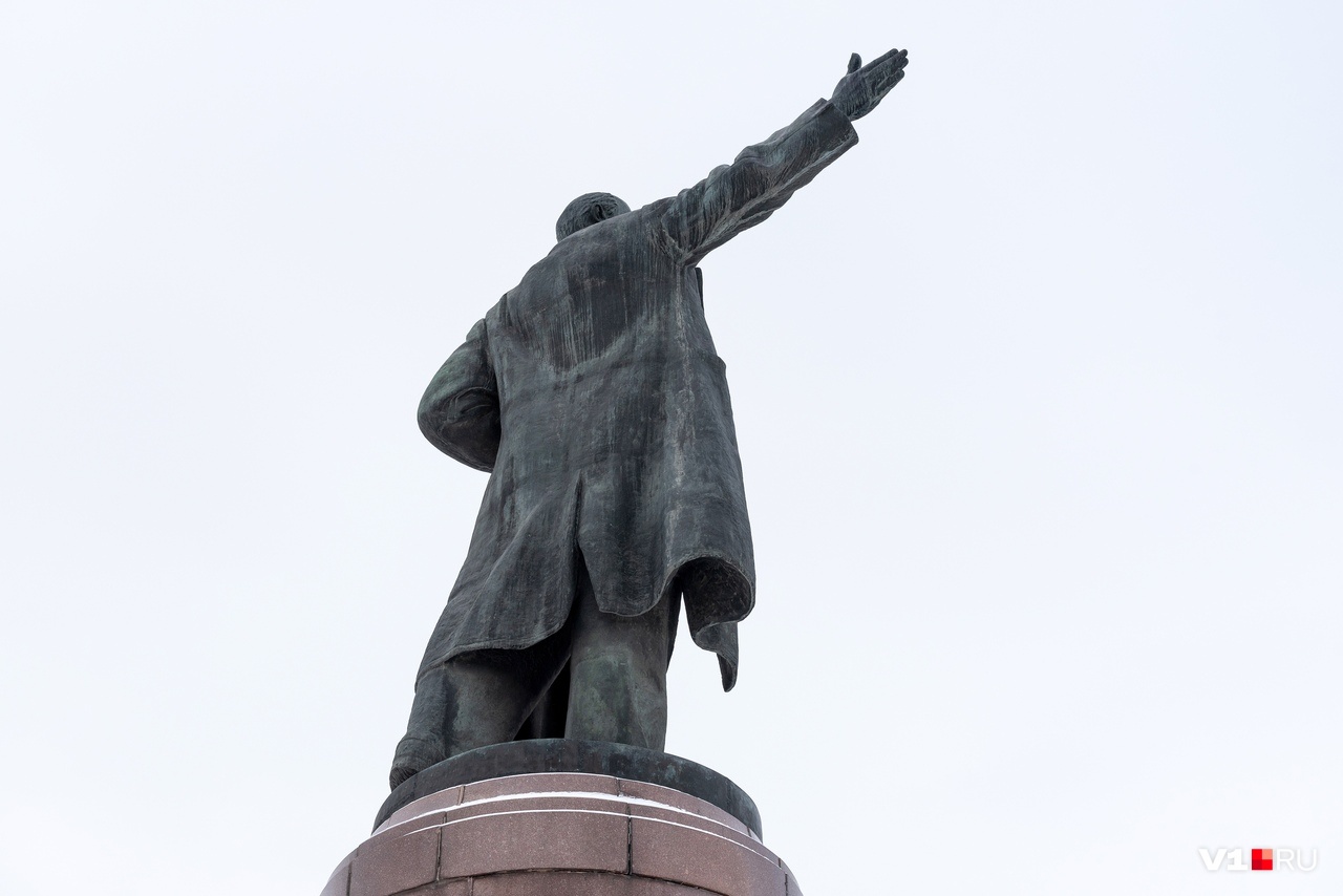 Смертельно опасный Ильич: суд заставляет чинить памятник Ленина на одноименной площади Волгограда