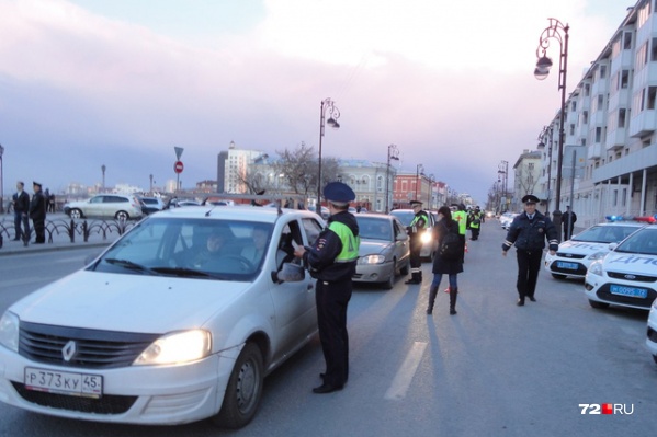 Водители ожидали встретить дорожных инспекторов у набережной или в районе улицы Алебашевской. Но они устроили проверку на Республики в районе объездной Водители ожидали встретить дорожных инспекторов у набережной или в районе улицы Алебашевской. Но они устроили проверку на Республики в районе объездной