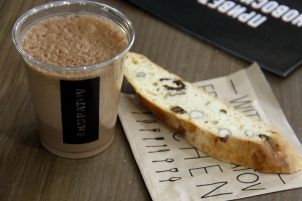 Эйр-латте мокко (210 рублей) и бискотти (60 рублей) в Skuratov Coffee Эйр-латте мокко (210 рублей) и бискотти (60 рублей) в Skuratov Coffee