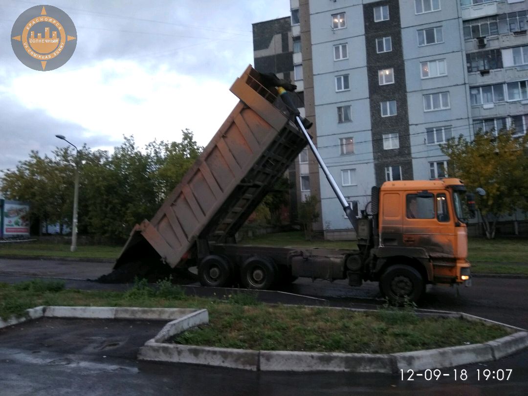 Успеть до зимы»: дорожники вышли массово укладывать асфальт в дождь |  13.09.2018 | Красноярск - БезФормата