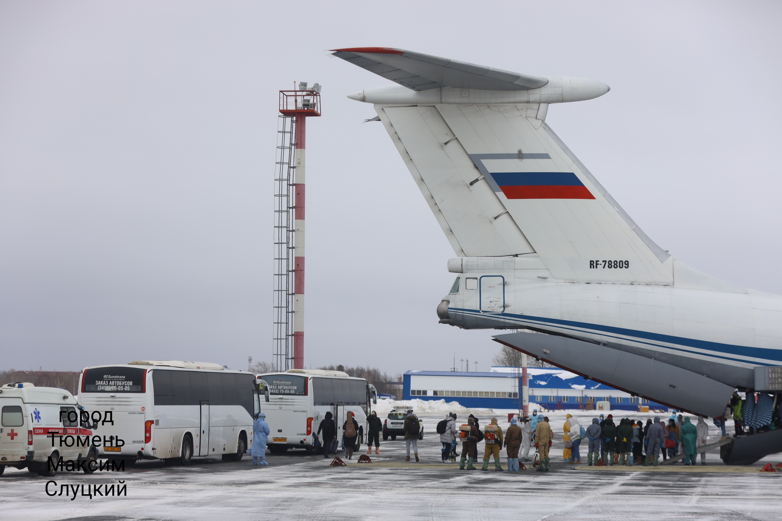 Пассажиров увезли в Винзили на двух автобусах Пассажиров увезли в Винзили на двух автобусах