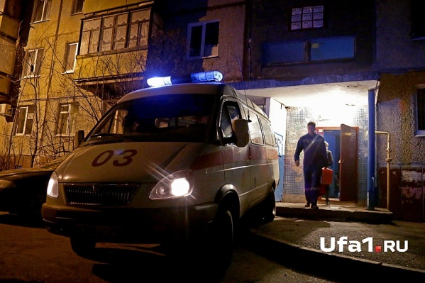 Медикам пришлось забаррикадироваться в машине Медикам пришлось забаррикадироваться в машине