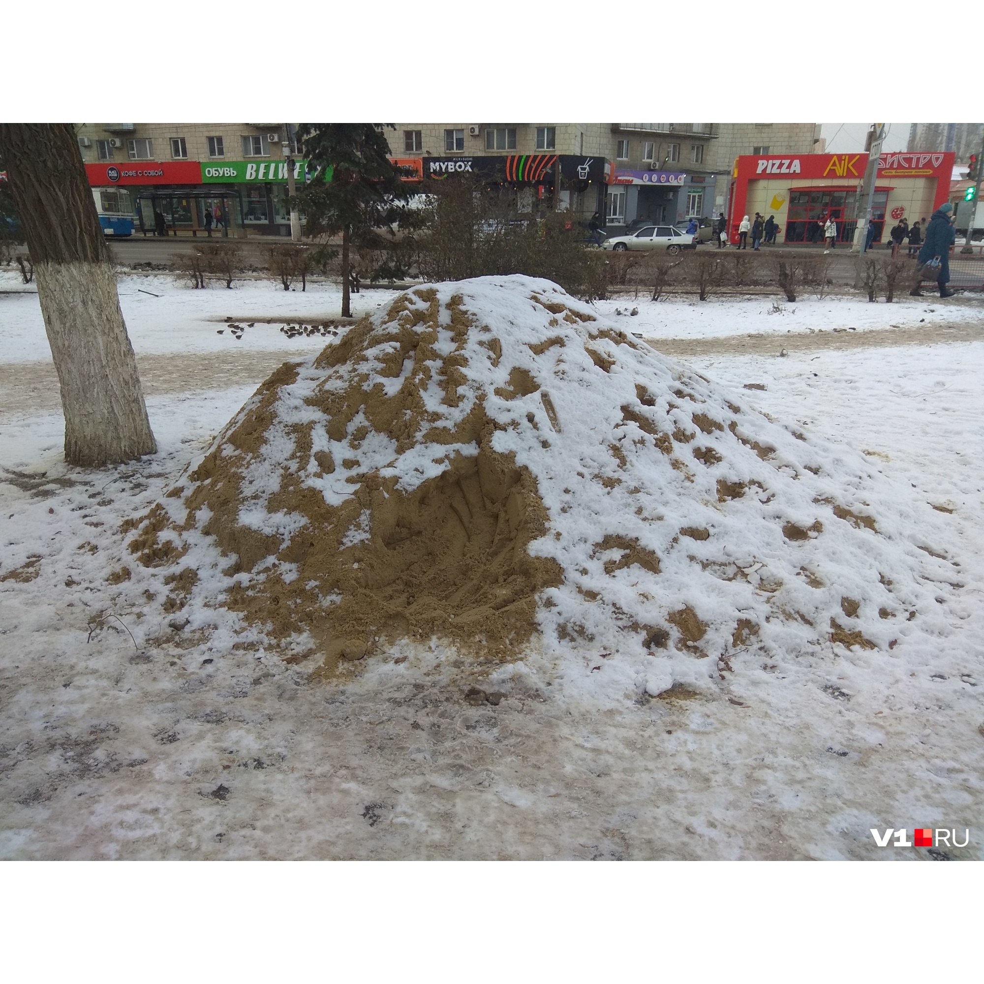 Песков снег. Куча песка. Песок зимой. Замерзший пес. Замерзший песок.