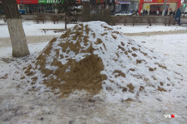 Кучи песка появились вдоль проспекта Ленина Кучи песка появились вдоль проспекта Ленина
